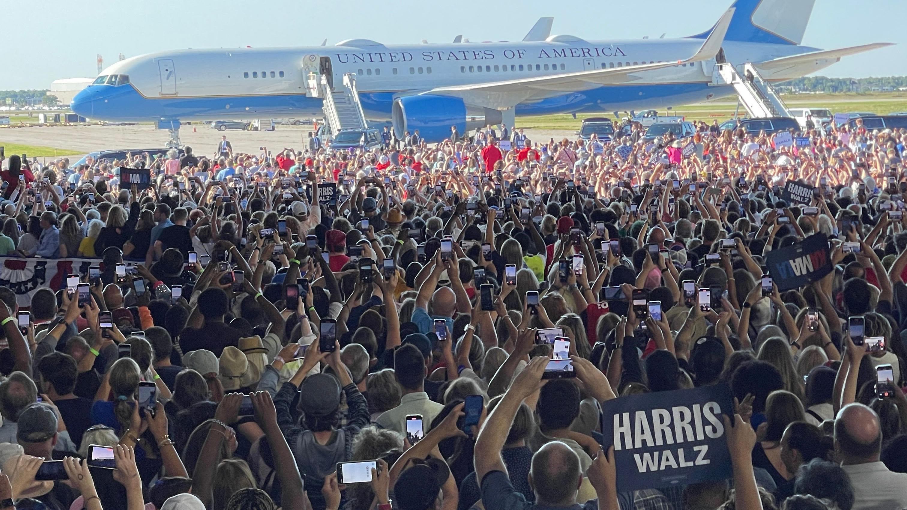 Trump falsely claims Harris crowd was faked