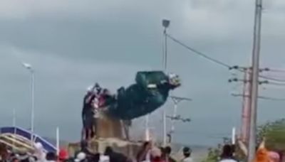 Vídeo: Manifestantes derrubam estátua de Chávez em protesto contra reeleição de Maduro na Venezuela