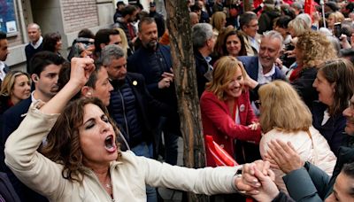 Thousands rally in Madrid to urge Spanish leader Pedro Sánchez not to resign