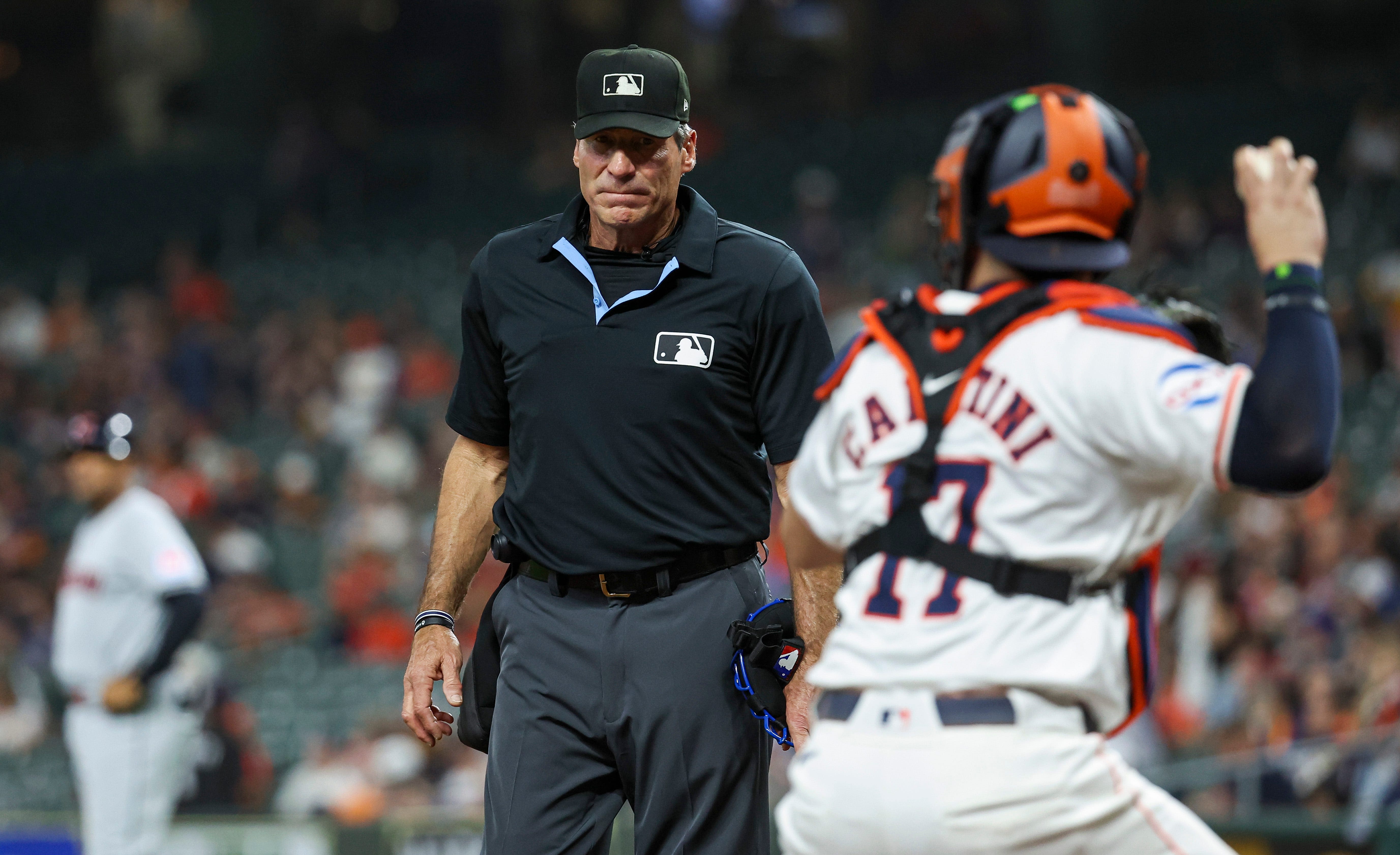 Much-maligned umpire Ángel Hernández to retire from Major League Baseball