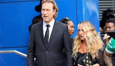 Sarah Jessica Parker’s Carrie & John Corbett’s Aidan Reunite in ‘And Just Like That’ Season 3 Set Photos