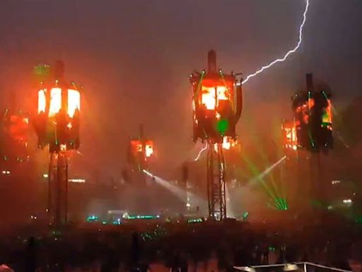 Lightning strikes during Metallica concert in Munich