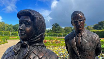 Controversia por la última estatua de Isabel II junto a Felipe y sus corgis: ¿es realmente tan mala?