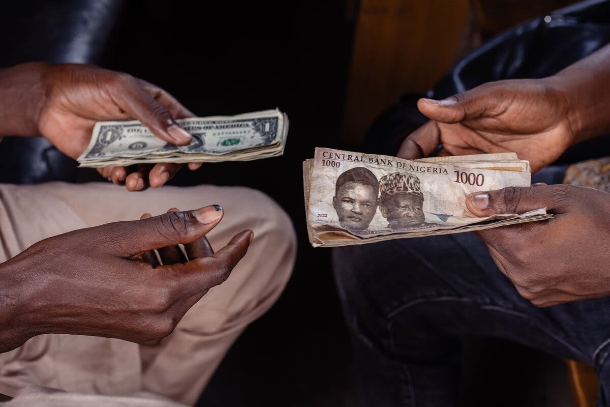 Nigeria Bans Naira Street Trading as Battered Currency Takes Another Hit