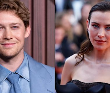 Joe Alwyn y Alexa Chung fueron captados riendo y bebiendo juntos durante torneo de tenis