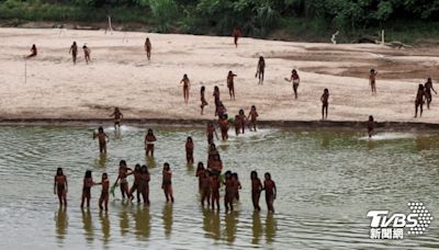 超神祕...亞馬遜避世部落被拍到！ 30餘族人河邊覓食模樣曝光