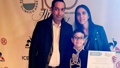 La odisea de los padres de Faustino Oro para acompañarlo en su explosión ajedrecística y cómo lo educan