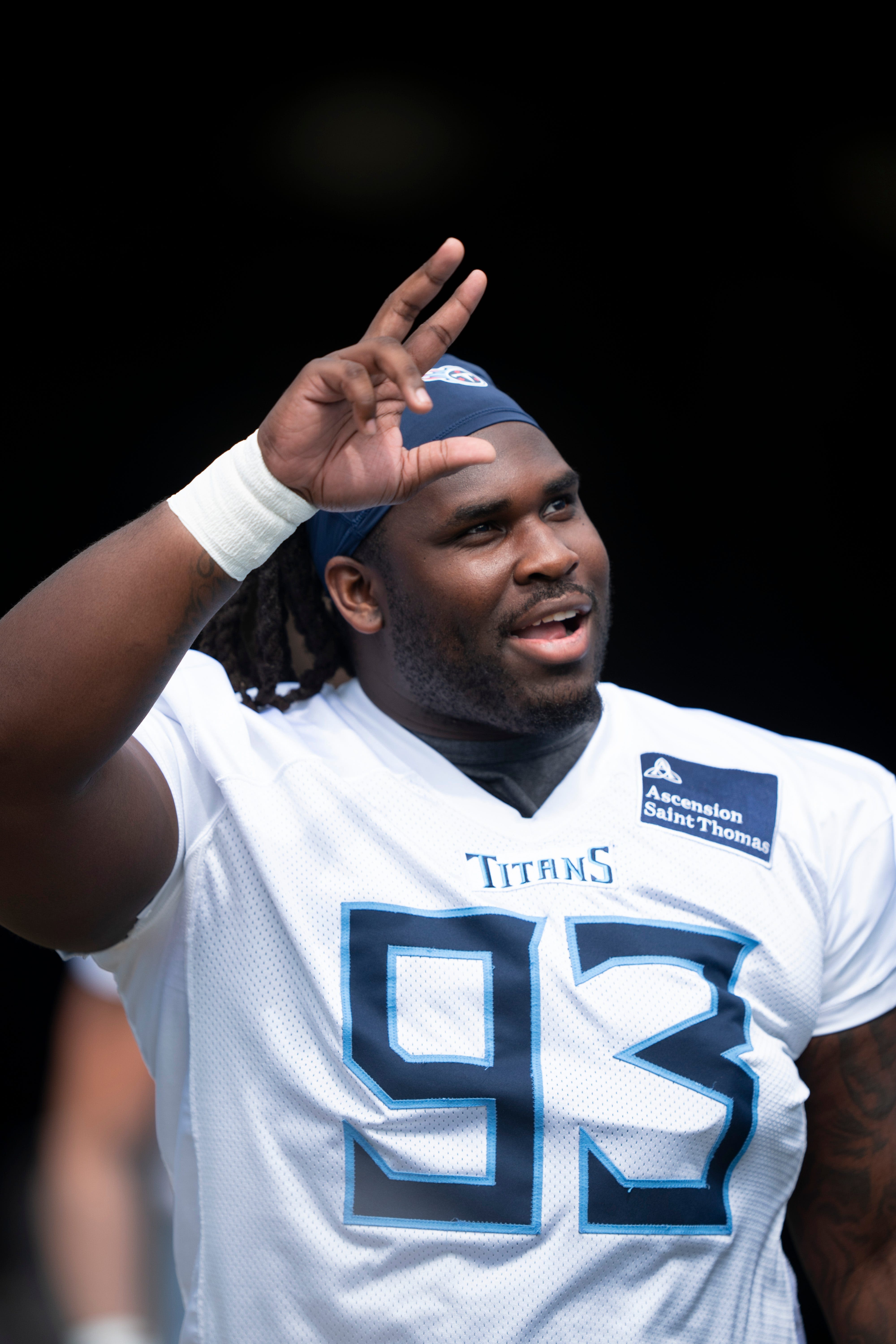 Titans rookie T'Vondre Sweat surprises his Mom with brand new home