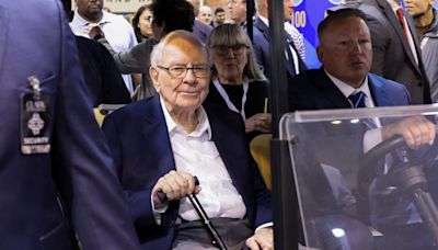 Warren Buffett Praises Apple After Berkshire Hathaway Cuts Stake