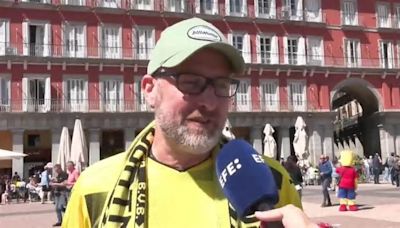 Aficionados del Borussia Dortmund disfrutan del sol de Madrid
