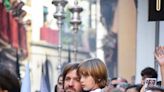 La alegría de Amaia Salamanca al ver a Rosauro Varo con sus hijos en la procesión de La Borriquita en Sevilla