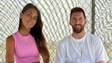 Papás babosos: Lionel Messi y Antonela Roccuzzo, espectadores en un partido de sus hijos
