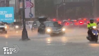 暴雨市民塞車「狼狽上班」！蔣萬安臉書發聲 網怒了：停班停課