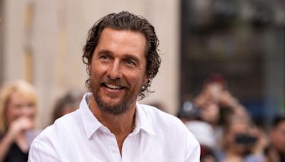 Matthew McConaughey attaqué par une abeille, visage déformé mais sourire ultrabright