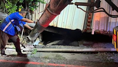 疑自來水管線破裂...永康柴頭港溪旁2民宅地基掏空 漏夜緊急灌漿