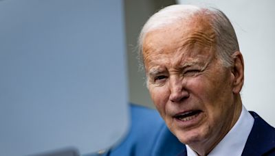 El índice de aprobación de Joe Biden cae a un mínimo histórico, según encuesta de Gallup - La Opinión