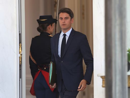 Presidente francés acepta renuncia de premier, pero lo mantiene como jefe de gobierno provisional