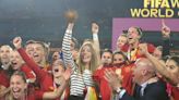 La infanta Sofía muestra su timidez al negarse a levantar la copa junto a su padre en la final de la Eurocopa 2024