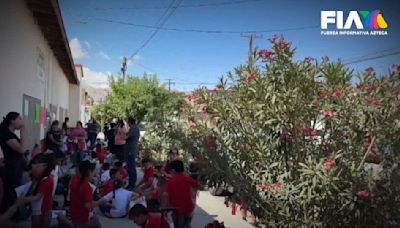 Niños de primaria toman sus clases afuera de las aulas por el intenso calor en Ciudad Juárez; no tienen luz