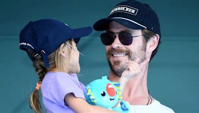 Chris Hemsworth disfruta sin Elsa Pataky de una escapada padre e hija y revela la afición que más les une