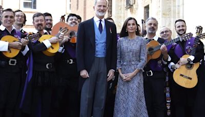 Los Reyes Felipe y Letizia, aclamados por la multitud y deleitados con la tuna en la celebración del Premio Cervantes