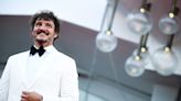 Secreto revelado: Pedro Pascal confesó por qué posa con su mano izquierda apoyada en su pecho o en su estómago