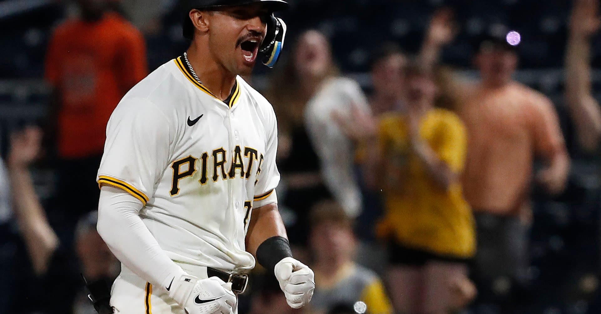 MLB roundup: Pirates stun Giants with late outburst