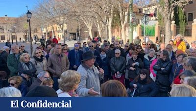 ¿Por qué hay un hombre al que sigue un montón de gente los domingos en Alcalá de Henares?