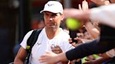 Rafael Nadal trains at the Roland Garros Stadium: fans crazy!