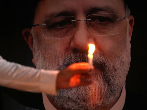 El líder supremo de Irán preside el acto de conmemoración al fallecido presidente Raisí