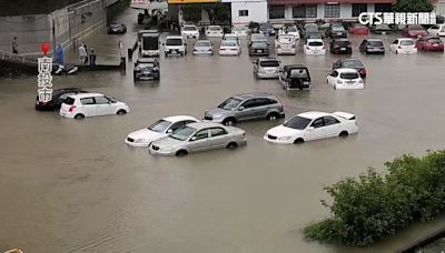 貓羅溪暴漲 溪水漫南投市街道.河堤上百車泡水