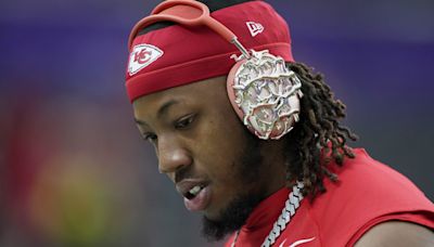 Arrestan a dos jugadores de los Kansas City Chiefs por posesión de drogas - La Opinión