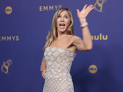 Emmy 2024: Jennifer Aniston aposta em visual conhecido para o tapete vermelho