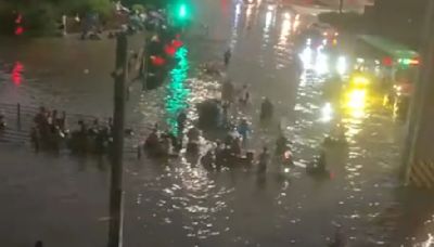 河南鄭州突降暴雨 短短一小時淹沒大腿根