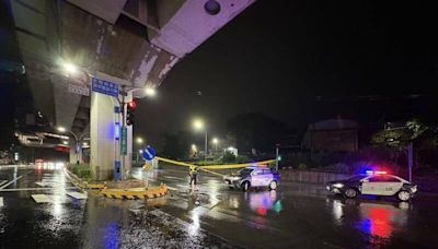 暴雨襲台！淡水路面多處淹水 多車受困拋錨