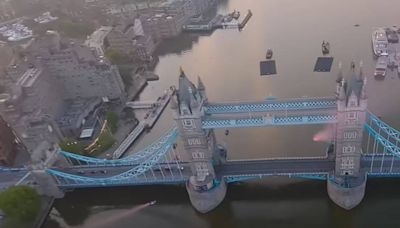 Dos paracaidistas atraviesan el Puente de la Torre de Londres con la compleja maniobra 'bengala' en un vuelo histórico