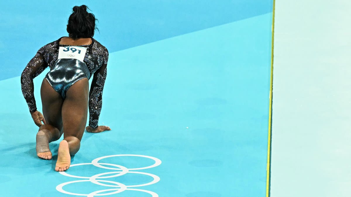 Simone Biles crawled on the floor with injury just moments before nailing an epic vault routine