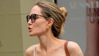 Angelina Jolie tem dia de compras acompanhada de caçula Vivienne Jolie-Pitt; foto