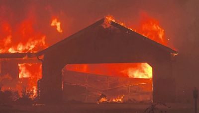 Vídeo | Tremenda explosión de una casa en California por el incendio que arrasa 150.000 hectáreas