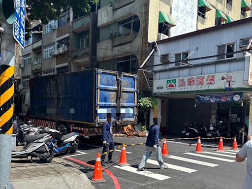 裝潢拆除「從4樓往下丟」又封路惹民怨 警方開罰了 - 生活