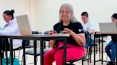 Virginia de 66 años, se alista para egresar de la Ingeniería en Administración