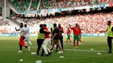Papelón olímpico: por invasión de hinchas de Marruecos la Selección tuvo que huir de la cancha