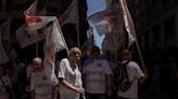 阿根廷民眾走上首都街頭抗議米萊改革 國會推遲表決休克療法議案