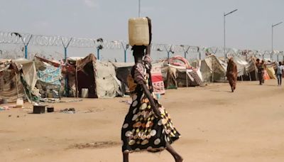 Bajo estrés bélico, los refugiados se agolpan por una garrafa de agua en Sudán del Sur