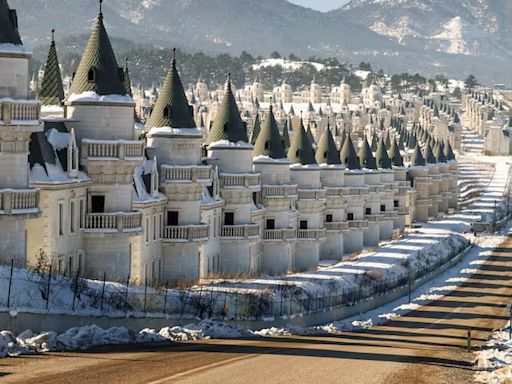 Descubra Burj Al Babas: El pueblo abandonado inspirado en la magia de Disney