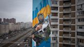 AP Fotos: Murales bélicos en Kiev recuerdan a los soldados caídos en Ucrania