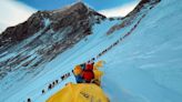 La nueva norma que obligará a los montañistas en el Everest a llevar de regreso sus excrementos al campo base