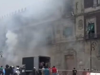 Estudiantes de Ayotzinapa lanzan cohetes contra Palacio Nacional; 26 policías heridos