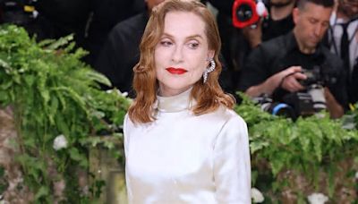 Isabelle Huppert, hier bei der diesjährigen Met Gala abgelichtet, steht im August der Jury am Lido vor. (lau/spot)