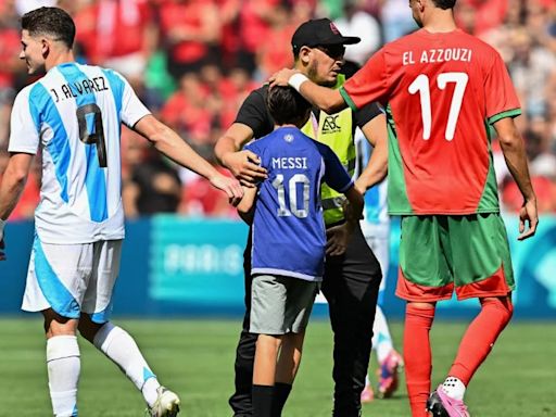 El gesto de Julián Álvarez con un niño que saltó a la cancha en el debut de Argentina ante Marruecos en París 2024